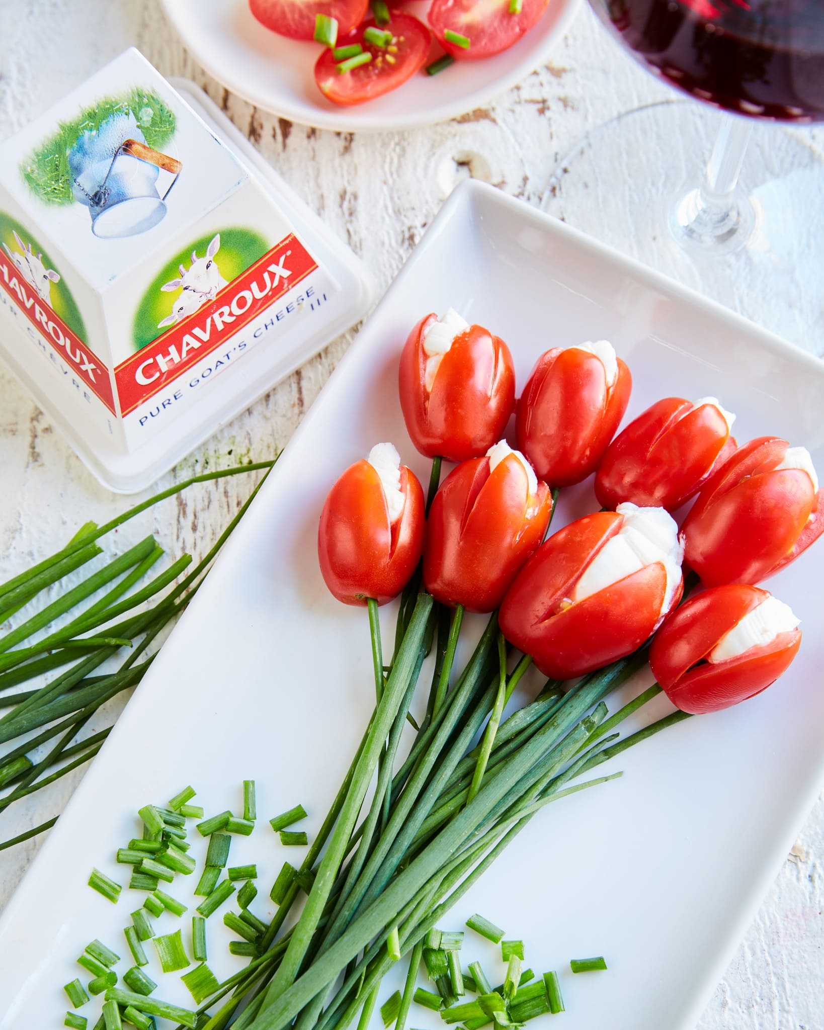 Association fromage et tomate en forme de tulipes